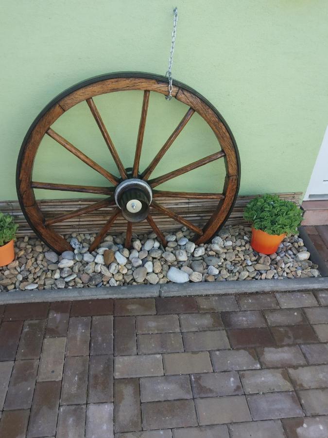 Appartement Apartman Blizko Brna S Dobovymi Dekoracemi à Melcany Extérieur photo